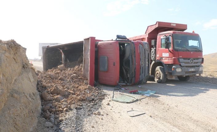 Taş yüklü kamyon devrildi,1 yaralı