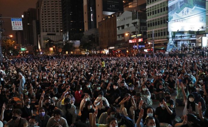 Tayland’da protestocular Bangkok sokaklarını ele geçirdi