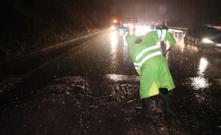 TEM Otoyolu’nda kayan toprak trafiği felç etti