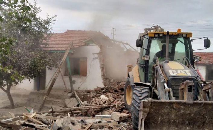 Tepebaşı’ndaki metruk ve riskli binaların yıkımı sürüyor