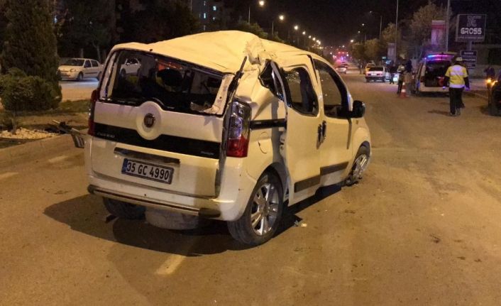 Ticari araç karşı şeride geçti otomobile çarptı: 4 yaralı