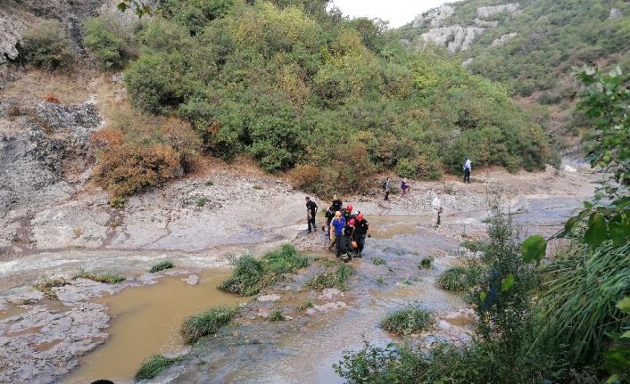 Tırmandığı kayalıklardan düşerek yaralanan şahsı AFAD ekipleri kurtardı