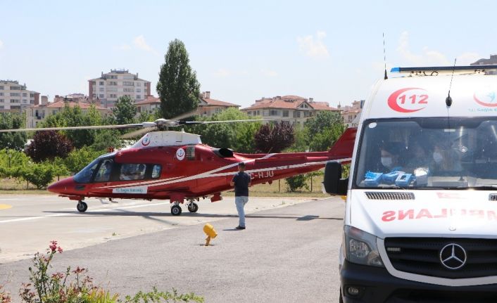 Trafik kazasında yaralanan sürücü hava ambulansı ile hastaneye kaldırıldı