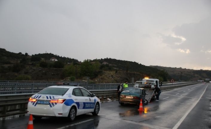 Uşak’ta bariyerlere çarpan otomobilde 2’si çocuk 5 kişi yaralandı