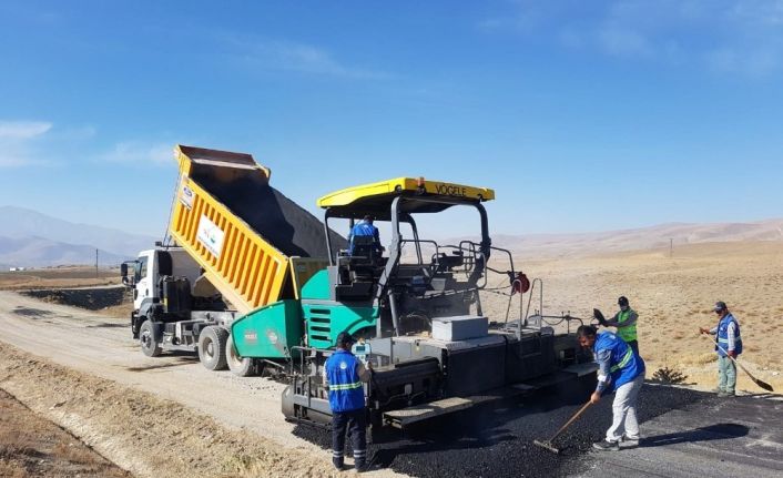 Van Büyükşehir Belediyesi Taşkonak Mahalle yolunu asfaltlıyor