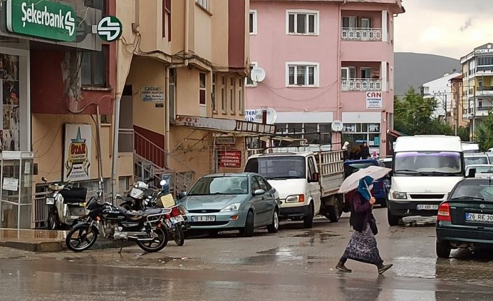 Yağmura hazırlıksız yakalanan vatandaşlar zor anlar yaşadı