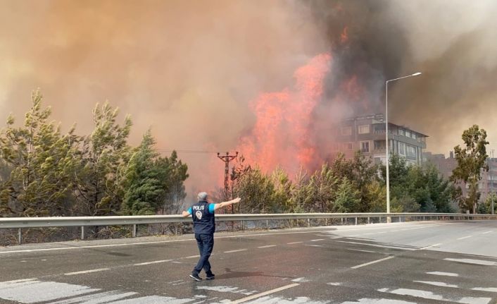 Yanan yer tekrar alevlendi, bir evde tüp patladı