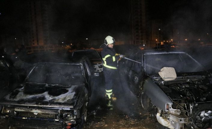 Adana’da araç hurdalığında yangın