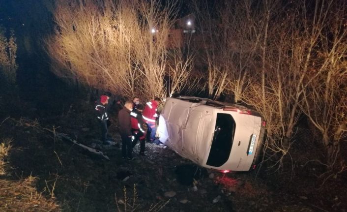 Ağrı’da kaçak göçmenleri taşıyan minibüs şarampole devrildi: 17 yaralı