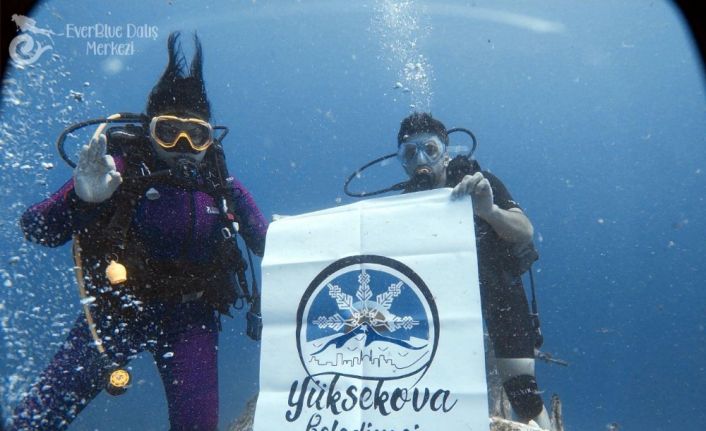 Akdeniz’in derinliklerinde Yüksekova Belediyesi pankartı açtı