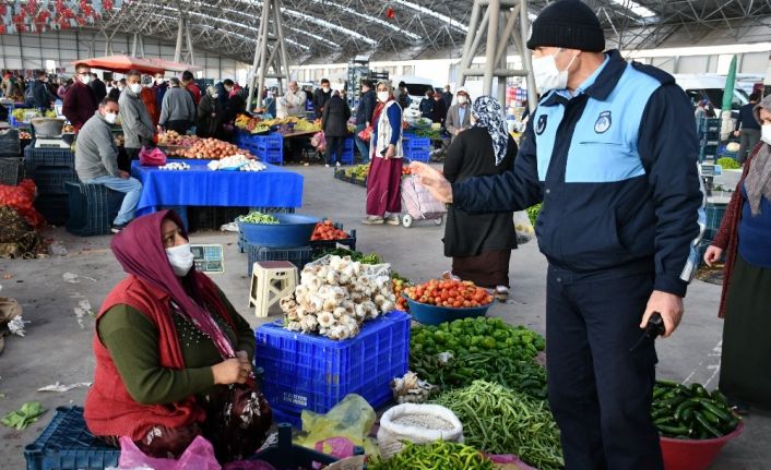 Aksaray’da zabıta hem uyardı, hem maske taktı