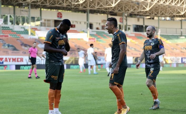 Alanyaspor maç eksiğine rağmen liderliği bırakmıyor