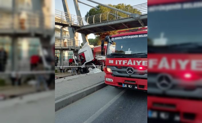 Alçı malzemesi taşıyan tır üst geçide çarptı