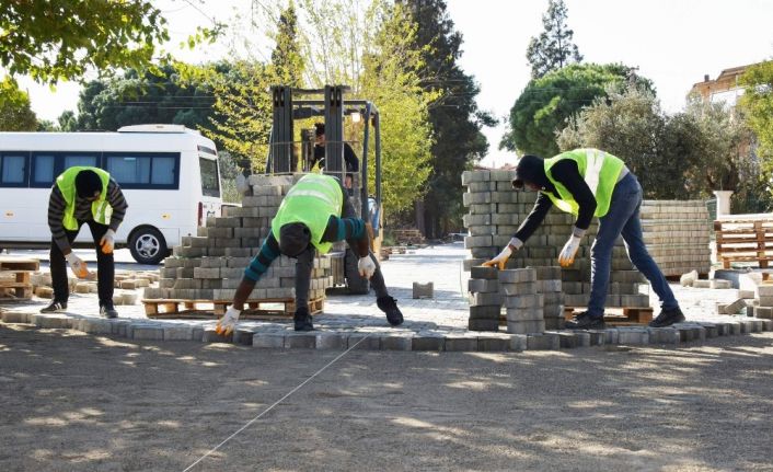 Aliağa Belediyesi Yeni Şakran’da yolları yeniliyor