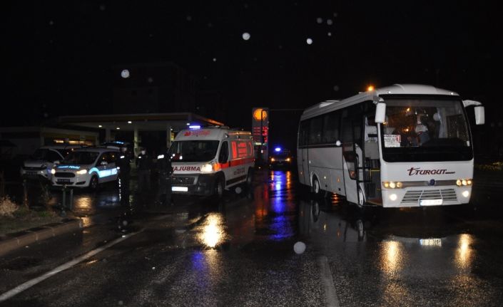 Ambulans ile servis çarpıştı: 1 yaralı