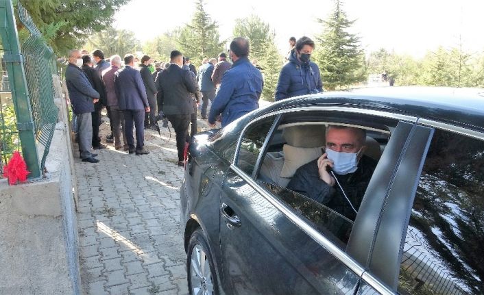 Annesinin cenazesine makam aracında katıldı