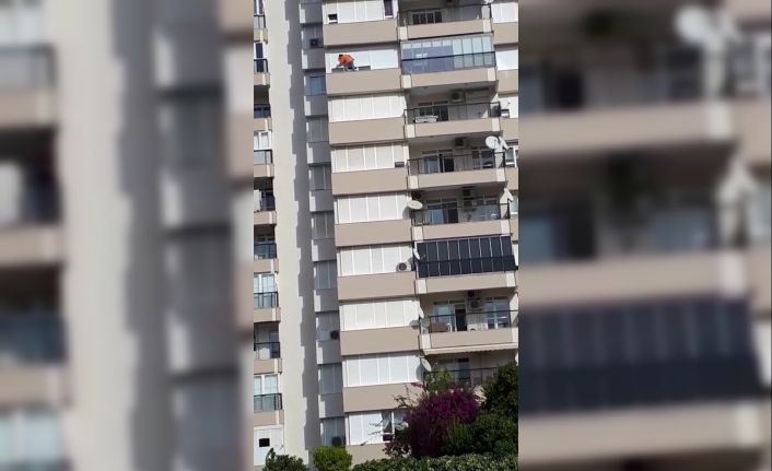 Antalya’da 8’inci katta cam silen kişi yürekleri ağza getirdi