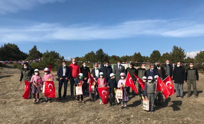 Aslanapa’da bin adet sedir ağacı toprakla buluştu