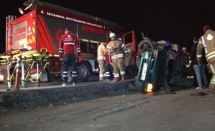 Avcılar’da taş bariyerlere çarpan otomobil takla attı: 1 yaralı