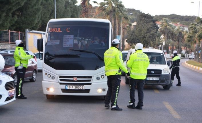 Ayvalık’ta trafik polislerinden Covid19 savaşı