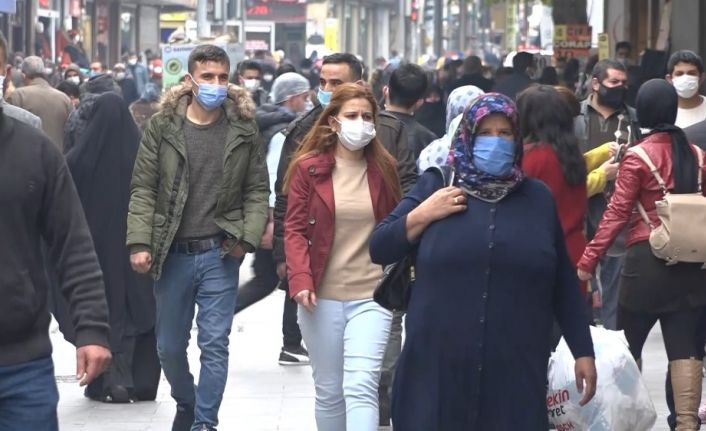 Bakan Koca’nın dikkat çektiği Gaziantep’te vatandaşlar sokaklarda