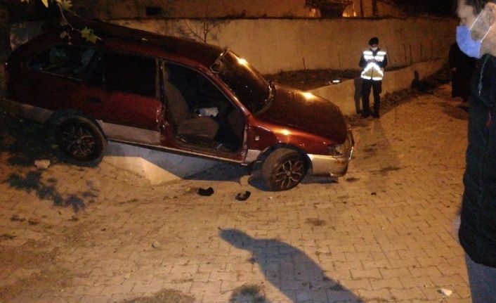 Balıkesir’de araç evin bahçesine uçtu: 3 yaralı