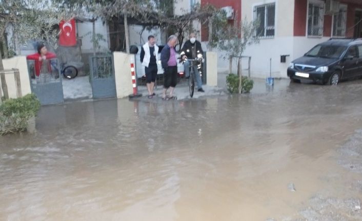 Balıkesir’de boru patladı caddeyi su bastı