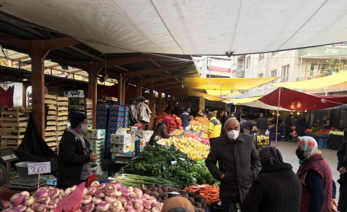 Başkan Bozkurt Pazar yerini denetledi