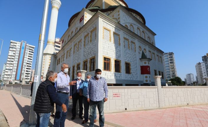 Başkan Tarhan cami inşaatını gezdi