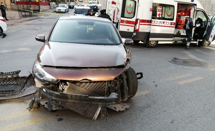 Başkentte polis arabası kaza yaptı: 3 yaralı