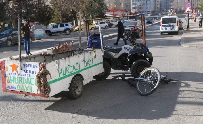 Bisiklet sürücüsünün yaralandığı kaza güvenlik kamerasına yansıdı