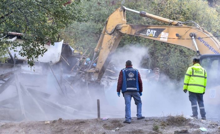 Büyükşehir Şirindere’de metruk yapıları temizliyor