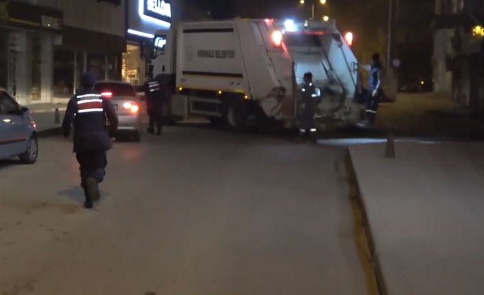 Çöp kamyonu, ekiplerden kaçan otomobili durdurmak için yolu kapattı