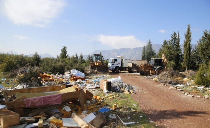 Çöplüğe dönen ormanlık alandan 28 kamyon çöp çıktı