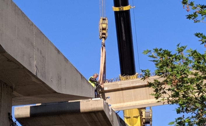 Depremde araçların üzerine düşen viyadüğün dev beton blokları kaldırılıyor