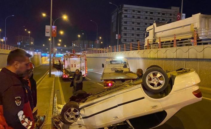 Devrilen otomobilin sürücüsü yaralandı