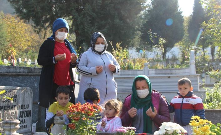 Düzce depreminin 21. yıl dönümünde deprem şehitliği doldu taştı