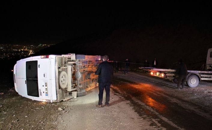 Elazığ’da minibüs devrildi: 3 yaralı