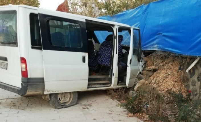 Elazığ’da minibüs duvara çarptı: 8 yaralı