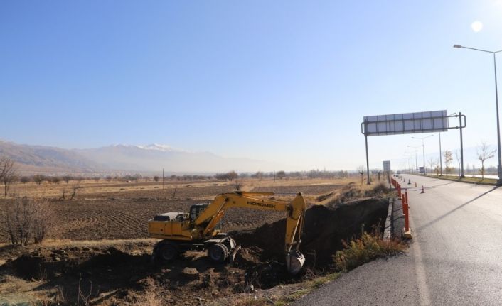 Erzincan-Sivas kara yolunda bulunan köprüde genişletme çalışmaları başladı