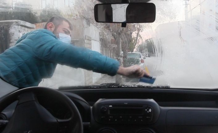 Erzincan’da araç camları buz tuttu