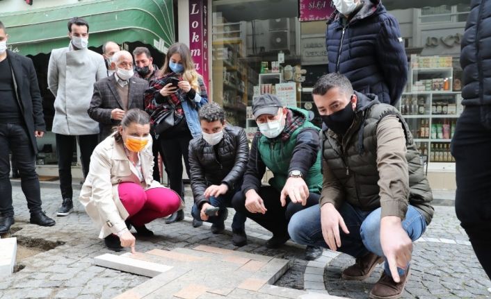 Fethiye Caddesinde doğal taş zemini uygulanıyor