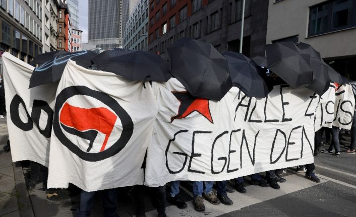 Frankfurt’ta Covid-19 önlemleri karşıtı protestoya polis müdahalesi