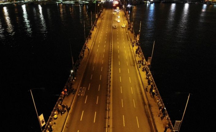 Galata köprüsünde olta balıkçılarının yoğunluğu havadan görüntülendi