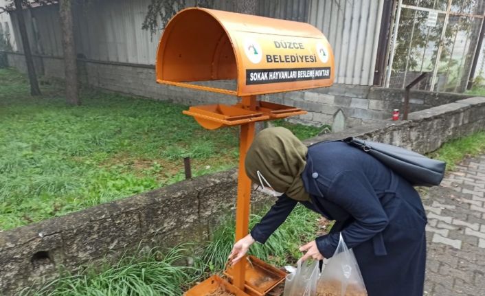 Gençlerden sokaktaki dostlara anlamlı destek