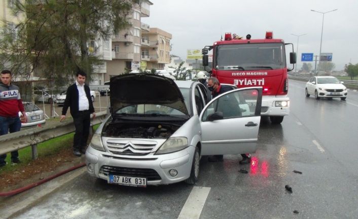 Hareket halindeki araç alev aldı, yardıma esnaf koştu