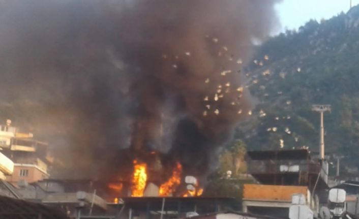 Hatay’da korkutan ev yangını