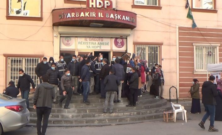 HDP önünde ailelerin yüzüne tükürülmesi iddiası gerginlik oluşturdu