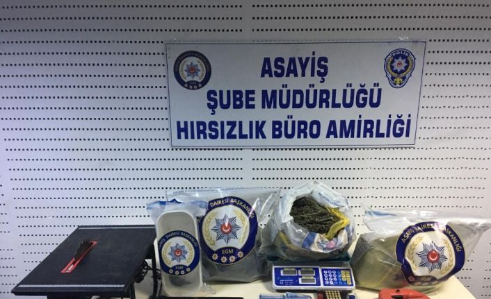 Hırsızlık şüphelilerinin evinden 2,5 kilogram esrar çıktı