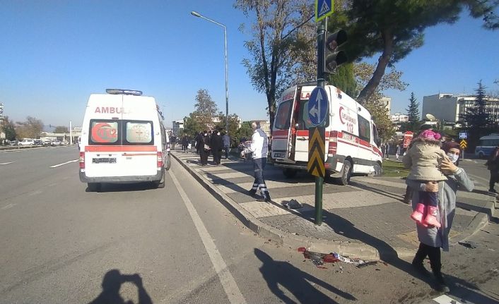 İçinde 3 yaşındaki çocuğun bulunduğu ambulansla otomobil çarpıştı: 5 yaralı